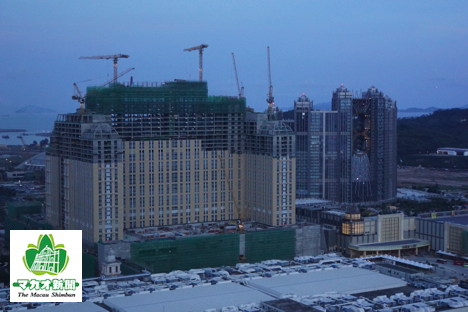 マカオの大型IR「パリジャン」建設現場。写真は背面にあたる。右隣は今年10月開幕予定の「スタジオ・シティ」＝2015年8月—本紙撮影