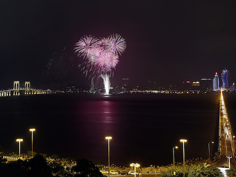 国慶節（10月1日）の夜に開催され、多くの観光客で賑わったマカオ国際花火コンテスト（資料）＝タイパ島からマカオ半島方向を望む（写真：GCS）