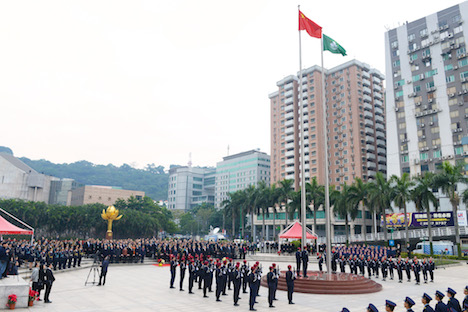マカオ返還16周年記念日の午前に開催された国旗・区旗掲揚式＝12月20日、金蓮花広場（写真：GCS）