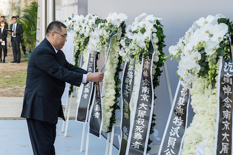 マカオ政府主催の南京事件追悼式典で献花台に花を手向けるフェルナンド・チュイ（崔世安）マカオ行政長官＝12月13日、マカオ・コロアン島（写真：GCS）