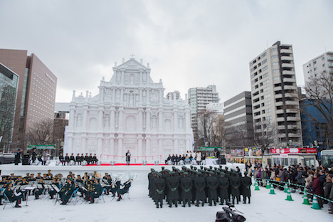 「聖ポール天主堂跡」雪像の引き渡し式典の様子。写真中央はマカオ政府社会文化庁のアレクシス・タム長官＝2月4日、北海道札幌市（写真：マカオ政府旅遊局）