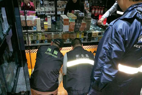 マカオ税関による密輸たばこ販売店に対する取り締まりの様子（写真：澳門海關）