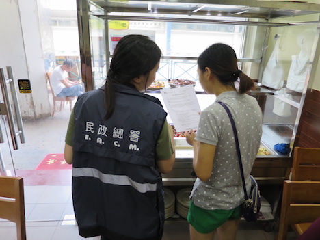 浸水あるいは停電の影響を受けた飲食事業者を巡回し、安全が確保された食品を提供するよう注意を呼びかけるIACMの職員＝2017年9月1日（写真：IACM）